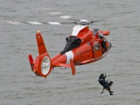 Un soccorritore viene calato in mare da un elicottero