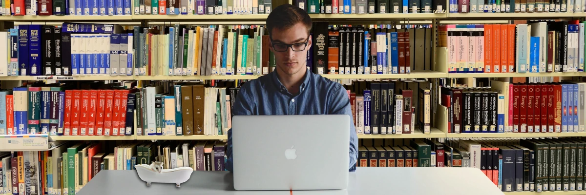 Giovane che lavora con il portatile. Alle spalle, una grande scaffalatura piena di libri. Se sei un editore e hai bisogno di risorse esterne, possiamo offrirti una gamma di servizi di alta qualità