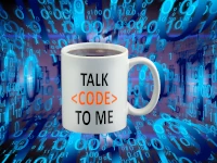 Spesso è sufficiente una macro, uno script o un documento ad hoc per implementare un grande miglioramento nelle procedure aziendali. Una tazza con su scritto 'Parlami in codice'; sullo sfondo, un'immagine fantastica di codice binario in movimento. Spesso è sufficiente una macro, uno script o un documento ad hoc per implementare un grande miglioramento nelle procedure aziendali.