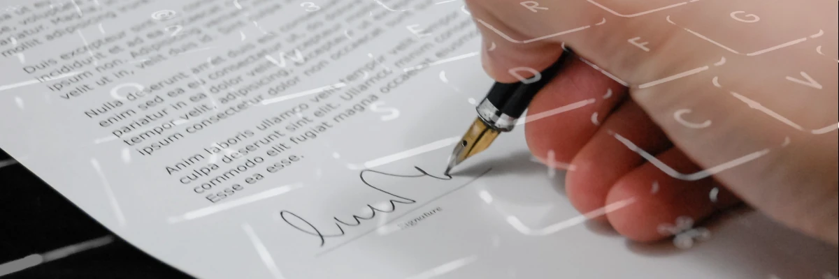 La firma su un documento cartaceo, che lascia intravvedere una tastiera di PC. Ti forniamo sia il modello per la carta intestata cartacea sia la carta intestata elettronica