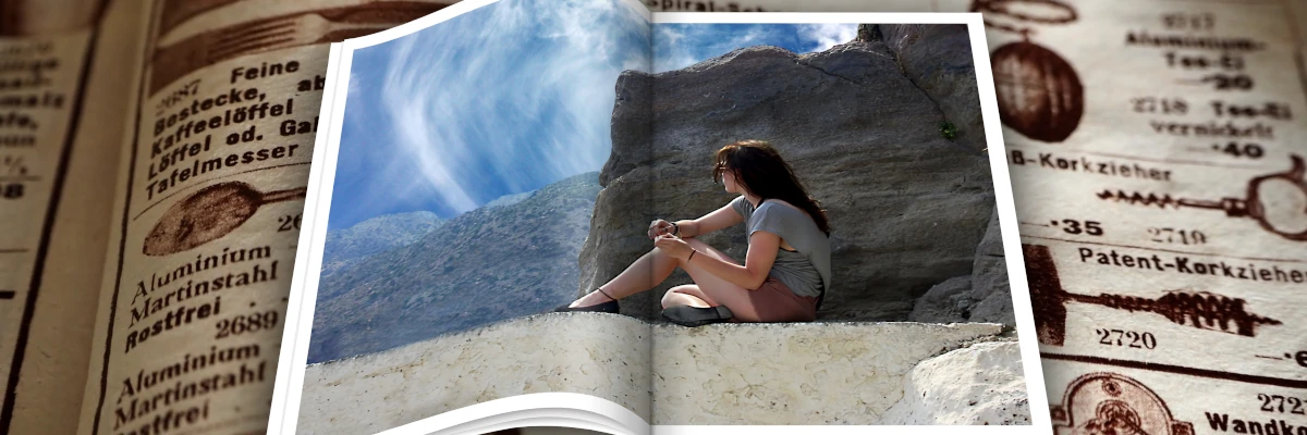 Sullo sfondo di un'antica pagina di giornale con piccola pubblicità, una pubblicazione moderna con una foto di una ragazza a doppia pagina. Per far conoscere i tuoi prodotti, realizziamo cataloghi cartacei ed elettronici