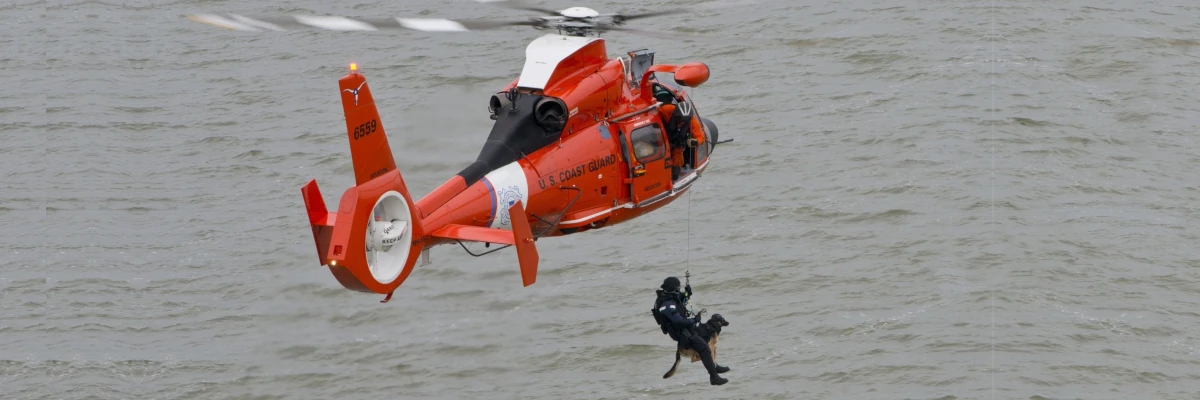 Un soccorritore viene calato in mare da un elicottero. In caso di emergenza, siamo qui per te