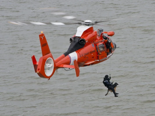 Un soccorritore viene calato in mare da un elicottero. In caso di emergenza, siamo qui per te