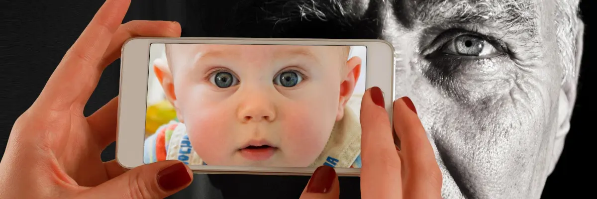 I clienti non capiscono che l'aspetto dei siti cambia secondo chi lo guarda Mani di donna impugnano uno smartphone per fotografare un uomo anziano, ma nello schermo si vede invece un bambino. I clienti non capiscono che l'aspetto dei siti cambia secondo chi lo guarda