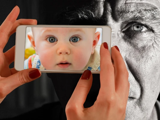 I clienti non capiscono che l'aspetto dei siti cambia secondo chi lo guarda Mani di donna impugnano uno smartphone per fotografare un uomo anziano, ma nello schermo si vede invece un bambino. I clienti non capiscono che l'aspetto dei siti cambia secondo chi lo guarda
