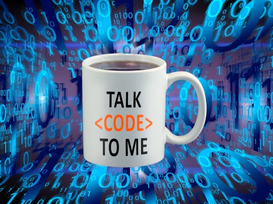 Una tazza con su scritto 'Parlami in codice'; sullo sfondo, un'immagine fantastica di codice binario in movimento. Spesso è sufficiente una macro, uno script o un documento ad hoc per implementare un grande miglioramento nelle procedure aziendali.