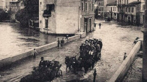 Milano 1917: Il ponte sull'Olona inondato, come tutto l'antico quartiere Maddalena