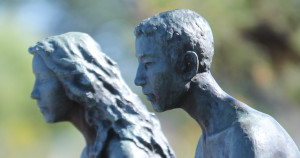Statue con i profili di donna e di uomo