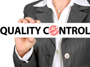 Donna con il cartello "Quality control"